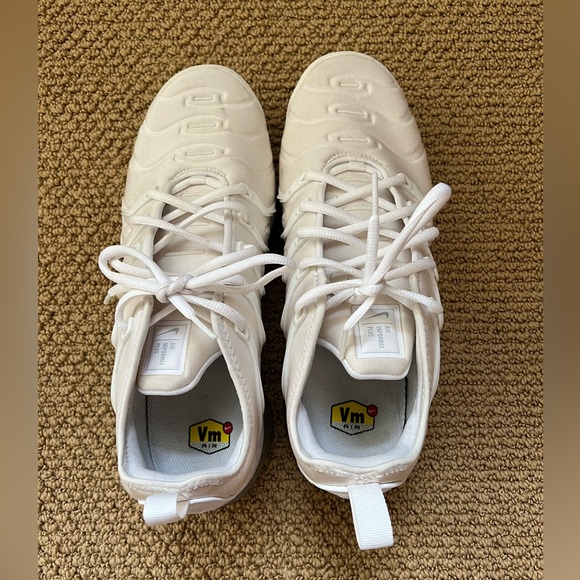 White Nike Air Vapormax Plus - Picture 2 of 11